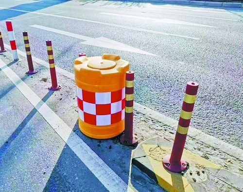 同集路集中更换防撞桶 安全通行有保障