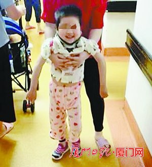 5岁女孩家中意外坠床“瘫痪” 康复治疗后学会走路