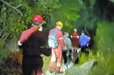 小伙爬山迷路报警拍照求助 救援人员凭照片环境找到他