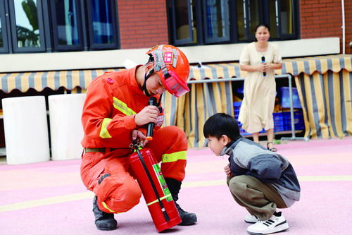 消防疏散演练进校园 师生参与实操培训